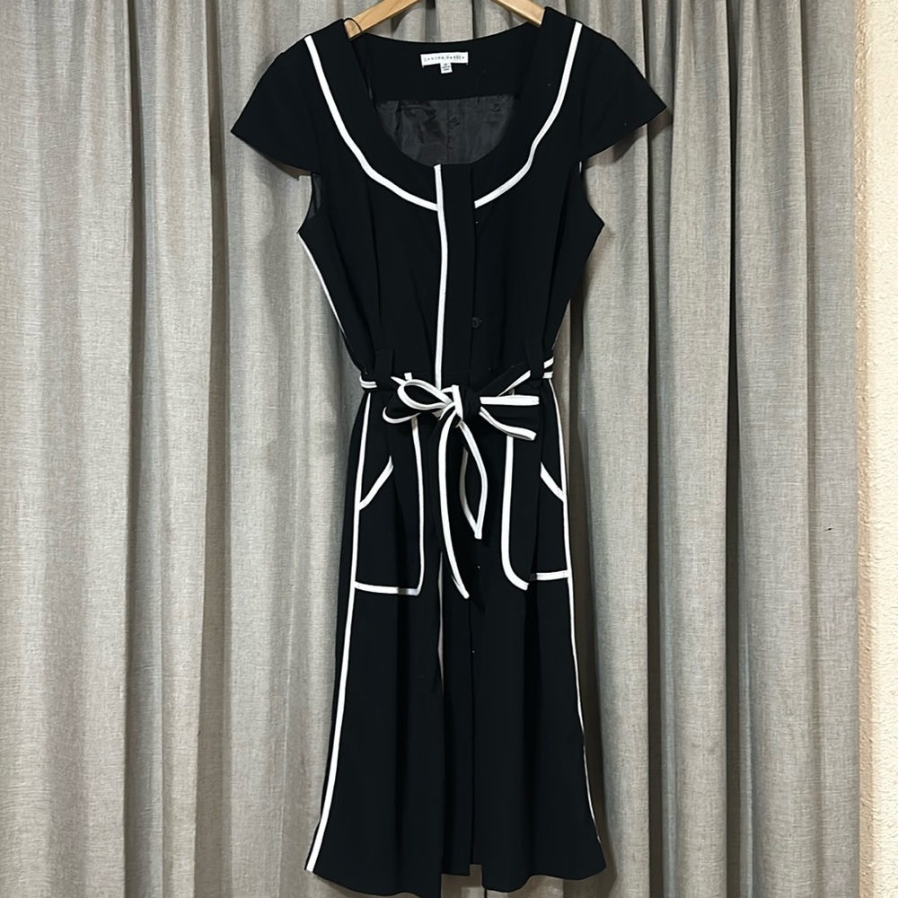 Sandra Darren black and white button front dress with pockets size 12